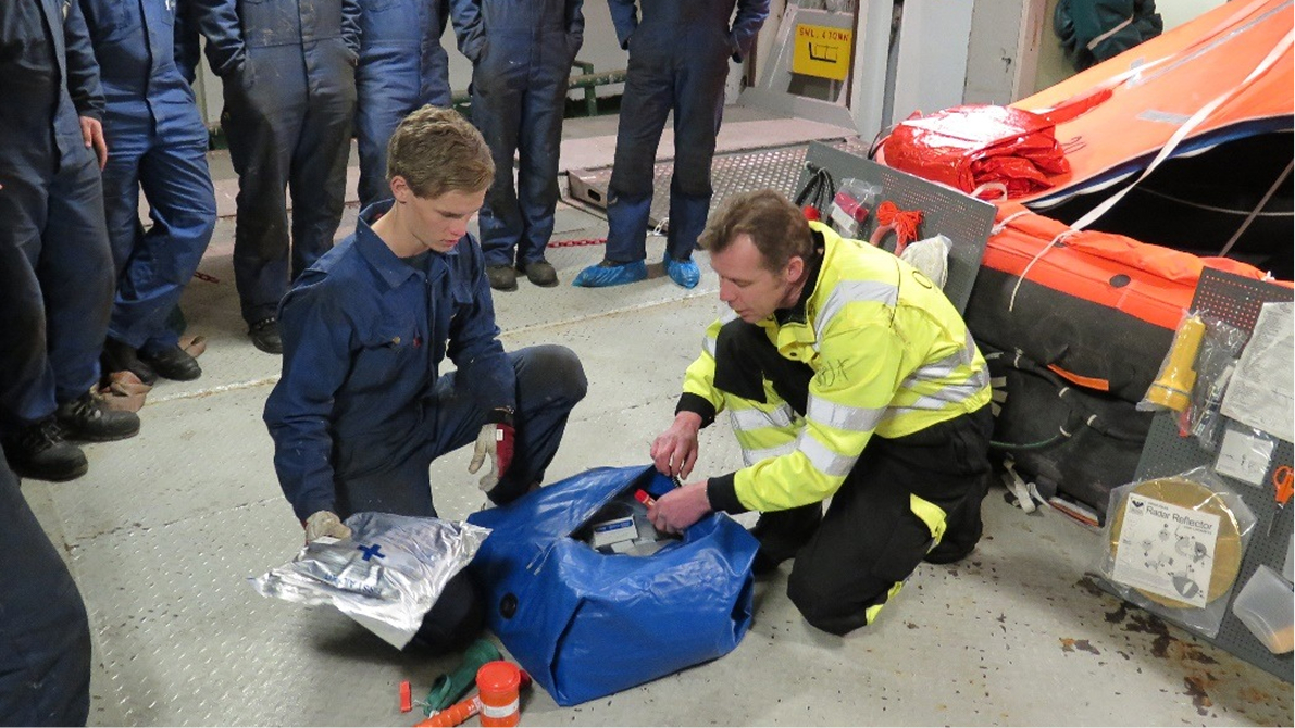 first-aid-training-with-course-participants