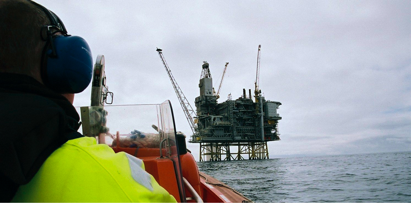 maritime-student-approaching-offshore-platform